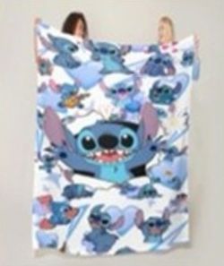 COUVERTURE STITCH AVEC FOND BLANC 5 PIEDS X 4 PIEDS